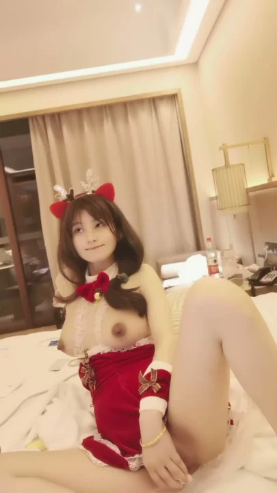 Screenshot 11 from Chinese Livestream Amateur Solo — Petite Beauty in Santa Lingerie with Dildo