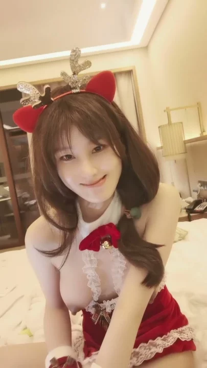 Screenshot 12 from Chinese Livestream Amateur Solo — Petite Beauty in Santa Lingerie with Dildo