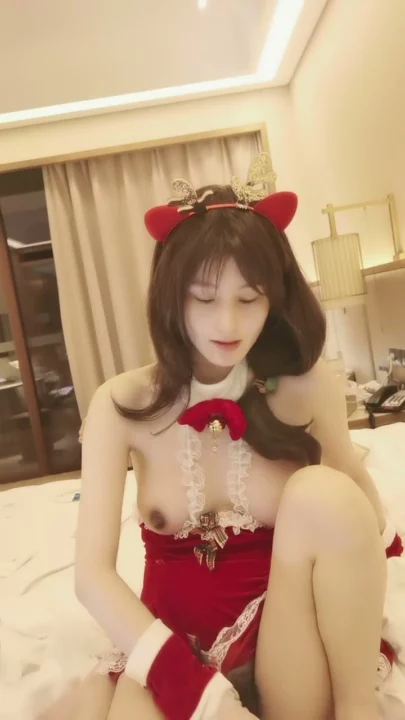 Screenshot 6 from Chinese Livestream Amateur Solo — Petite Beauty in Santa Lingerie with Dildo