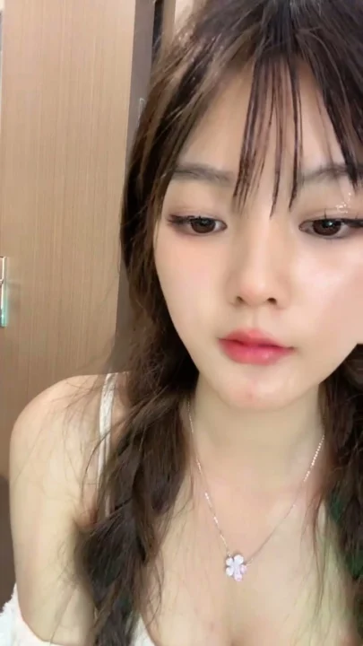 Screenshot 2 from 중국 아마추어 생방송 — 하얀 속옷으로 유혹하는 트윈 브레이드 미녀 — 122357