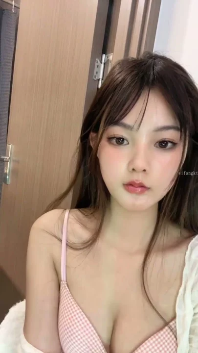 Screenshot 12 from 중국 아마추어 생방송 — 하얀 속옷으로 유혹하는 트윈 브레이드 미녀 — 122357