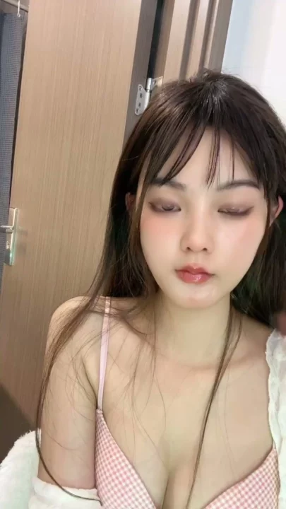 Screenshot 14 from 중국 아마추어 생방송 — 하얀 속옷으로 유혹하는 트윈 브레이드 미녀 — 122357