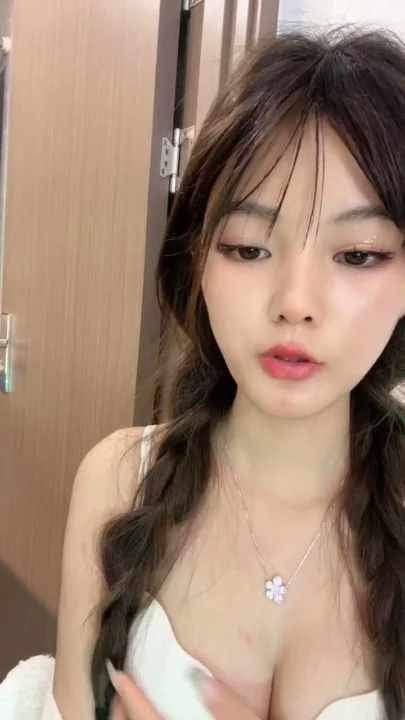 Screenshot 3 from 중국 아마추어 생방송 — 하얀 속옷으로 유혹하는 트윈 브레이드 미녀 — 122357