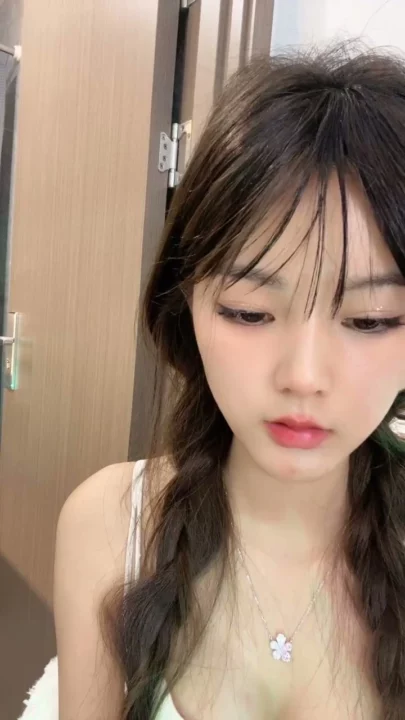 Screenshot 5 from 중국 아마추어 생방송 — 하얀 속옷으로 유혹하는 트윈 브레이드 미녀 — 122357