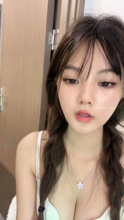 Screenshot 7 from 중국 아마추어 생방송 — 하얀 속옷으로 유혹하는 트윈 브레이드 미녀 — 122357