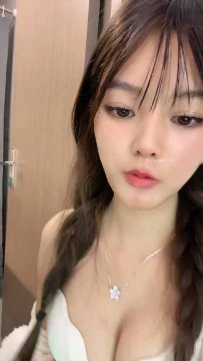 Screenshot 8 from 중국 아마추어 생방송 — 하얀 속옷으로 유혹하는 트윈 브레이드 미녀 — 122357
