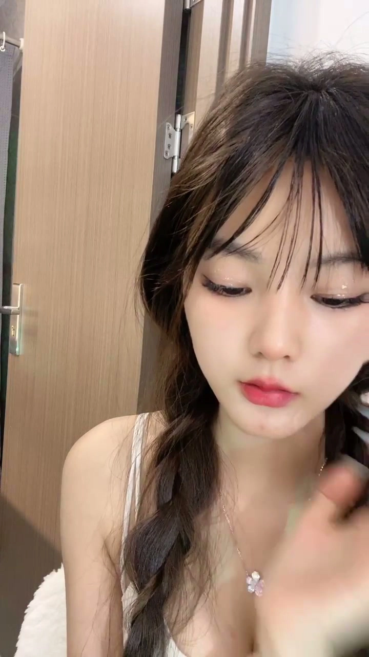 Play video: 중국 아마추어 생방송 — 하얀 속옷으로 유혹하는 트윈 브레이드 미녀 — 122357