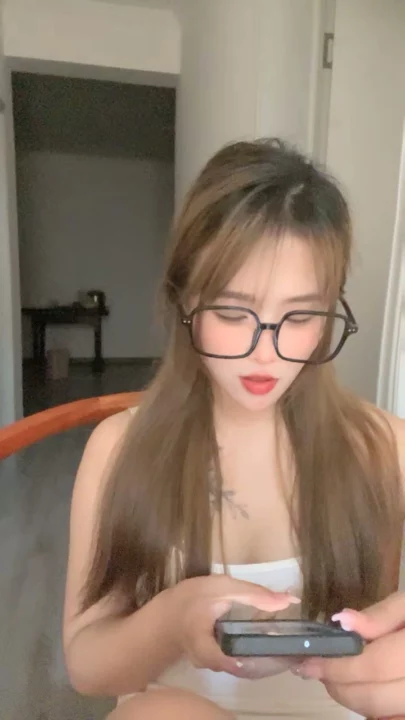 Screenshot 13 from Débût en Direct Chinois — Petite Beauté Doigte sa Chatte Trempée à la Cam