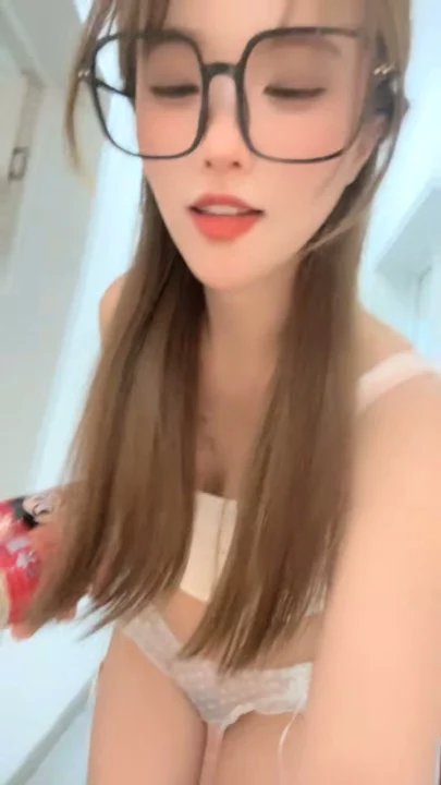 Screenshot 4 from Débût en Direct Chinois — Petite Beauté Doigte sa Chatte Trempée à la Cam
