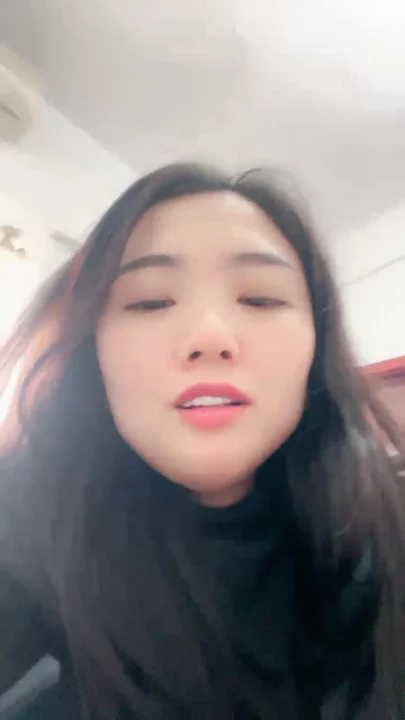 Screenshot 2 aus Chinesischer Livestream geleakt — Amateur mit großen Titten fickt sich mit Dildo in POV