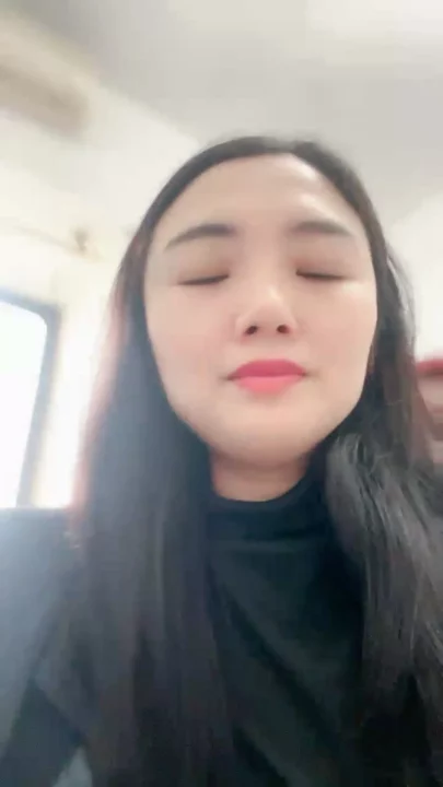 Screenshot 11 aus Chinesischer Livestream geleakt — Amateur mit großen Titten fickt sich mit Dildo in POV