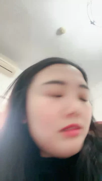 Screenshot 12 aus Chinesischer Livestream geleakt — Amateur mit großen Titten fickt sich mit Dildo in POV