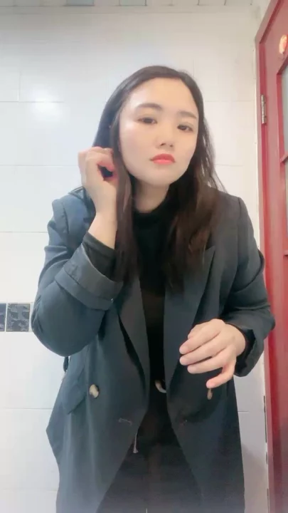 Screenshot 15 aus Chinesischer Livestream geleakt — Amateur mit großen Titten fickt sich mit Dildo in POV