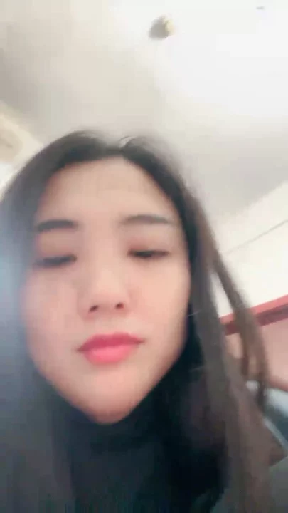 Chinesischer Livestream geleakt — Amateur mit großen Titten fickt sich mit Dildo in POV