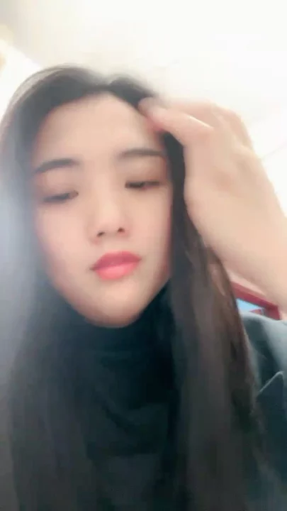 Screenshot 10 aus Chinesischer Livestream geleakt — Amateur mit großen Titten fickt sich mit Dildo in POV