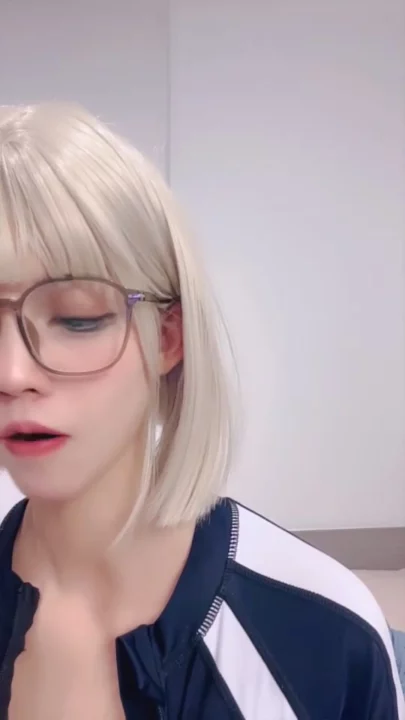 Screenshot 2 from Vazou o Stream ao Vivo da Chinesa — Gatinha Miúda de Óculos e Jaqueta