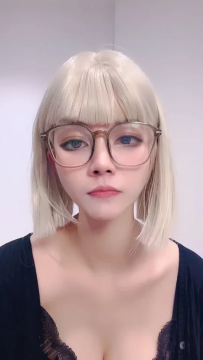 Screenshot 13 from Vazou o Stream ao Vivo da Chinesa — Gatinha Miúda de Óculos e Jaqueta