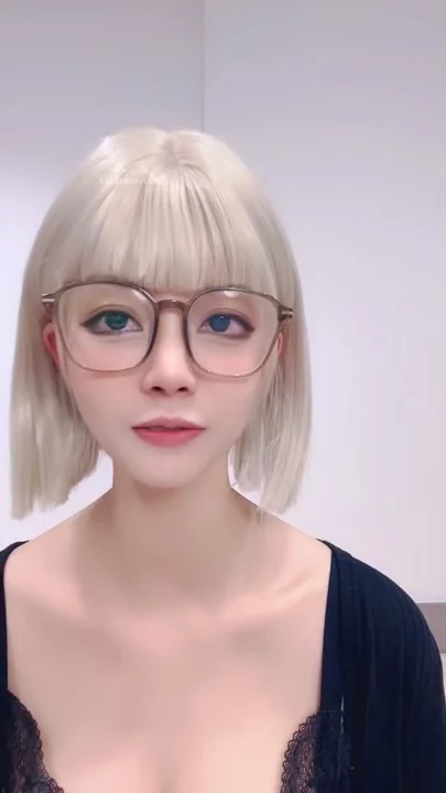 Screenshot 15 from Vazou o Stream ao Vivo da Chinesa — Gatinha Miúda de Óculos e Jaqueta