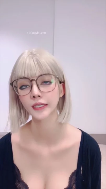 Screenshot 16 from Vazou o Stream ao Vivo da Chinesa — Gatinha Miúda de Óculos e Jaqueta