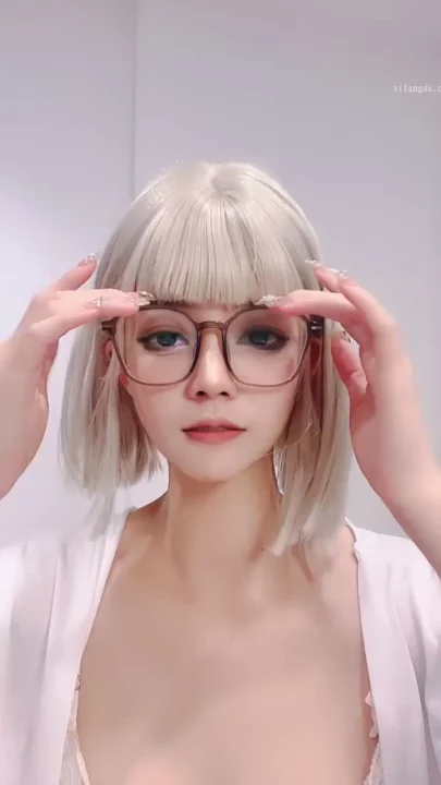 Screenshot 19 from Vazou o Stream ao Vivo da Chinesa — Gatinha Miúda de Óculos e Jaqueta