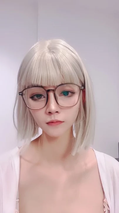 Screenshot 20 from Vazou o Stream ao Vivo da Chinesa — Gatinha Miúda de Óculos e Jaqueta