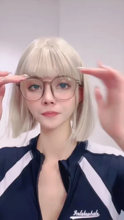 Screenshot 3 from Vazou o Stream ao Vivo da Chinesa — Gatinha Miúda de Óculos e Jaqueta