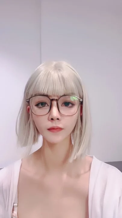 Screenshot 21 from Vazou o Stream ao Vivo da Chinesa — Gatinha Miúda de Óculos e Jaqueta