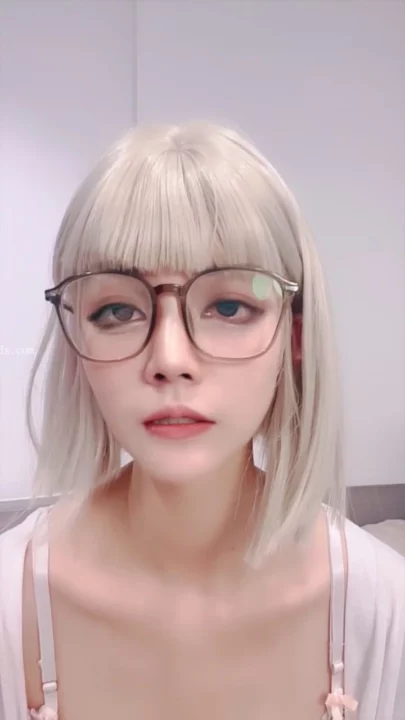 Screenshot 22 from Vazou o Stream ao Vivo da Chinesa — Gatinha Miúda de Óculos e Jaqueta