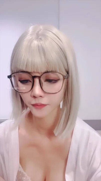 Screenshot 27 from Vazou o Stream ao Vivo da Chinesa — Gatinha Miúda de Óculos e Jaqueta