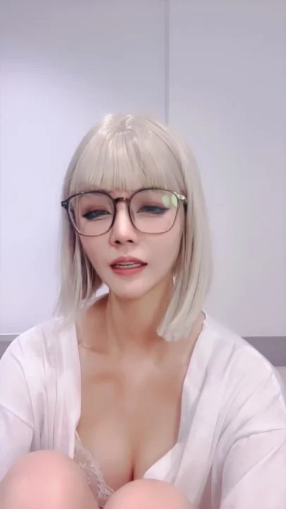 Screenshot 28 from Vazou o Stream ao Vivo da Chinesa — Gatinha Miúda de Óculos e Jaqueta