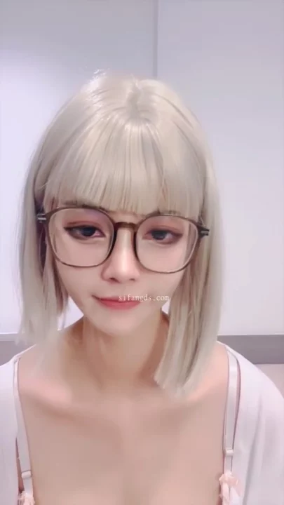 Screenshot 30 from Vazou o Stream ao Vivo da Chinesa — Gatinha Miúda de Óculos e Jaqueta