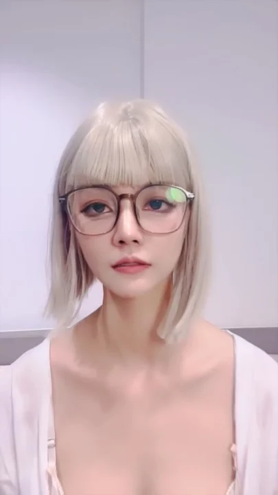 Screenshot 32 from Vazou o Stream ao Vivo da Chinesa — Gatinha Miúda de Óculos e Jaqueta