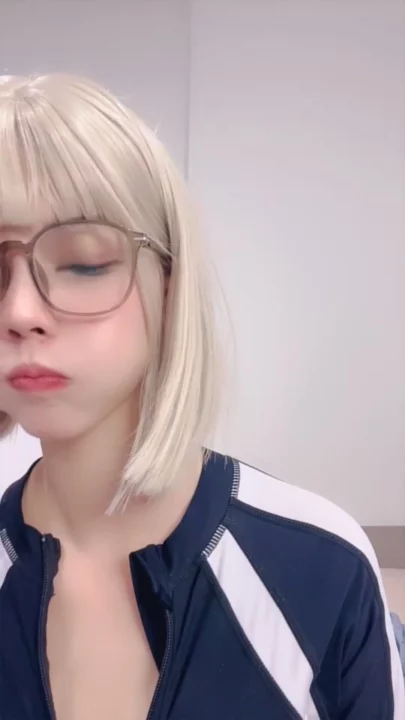 Screenshot 5 from Vazou o Stream ao Vivo da Chinesa — Gatinha Miúda de Óculos e Jaqueta