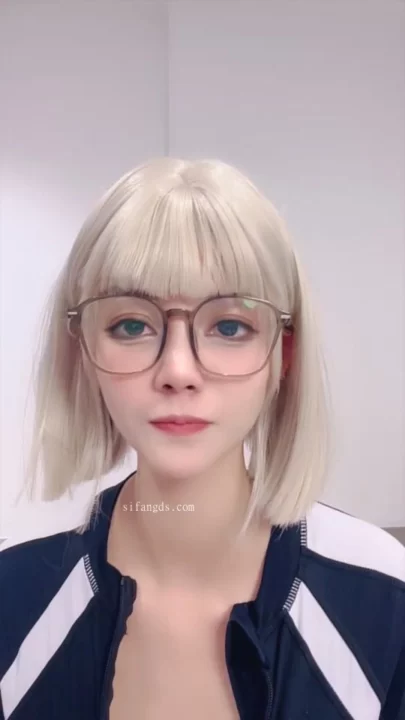 Screenshot 1 from Vazou o Stream ao Vivo da Chinesa — Gatinha Miúda de Óculos e Jaqueta