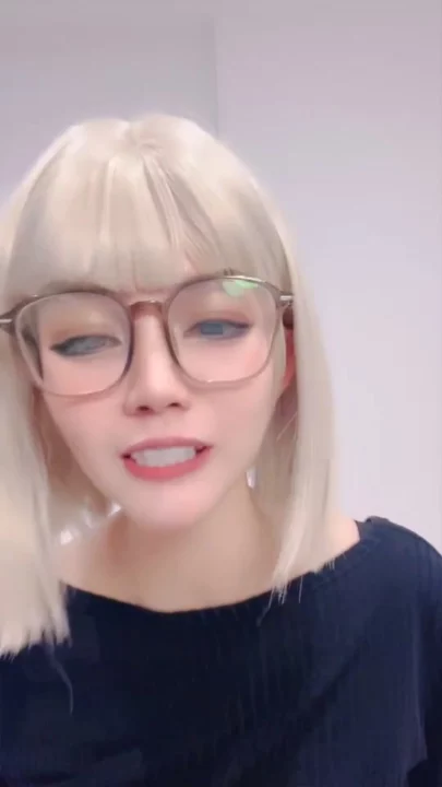 Screenshot 9 from Vazou o Stream ao Vivo da Chinesa — Gatinha Miúda de Óculos e Jaqueta