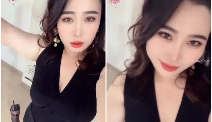 中国直播女郎穿黑色蕾丝内衣和高筒袜，自拍湿漉漉的私处