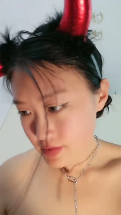 Screenshot 6 aus Chinesische Livecam-Schlampe fingert ihre nasse Muschi — Teufelshörner als verführerisches Accessoire