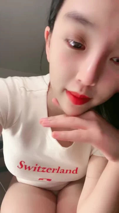 Screenshot 2 from Salope en direct chinoise doigte sa chatte trempée devant la cam — Vidéo fuité