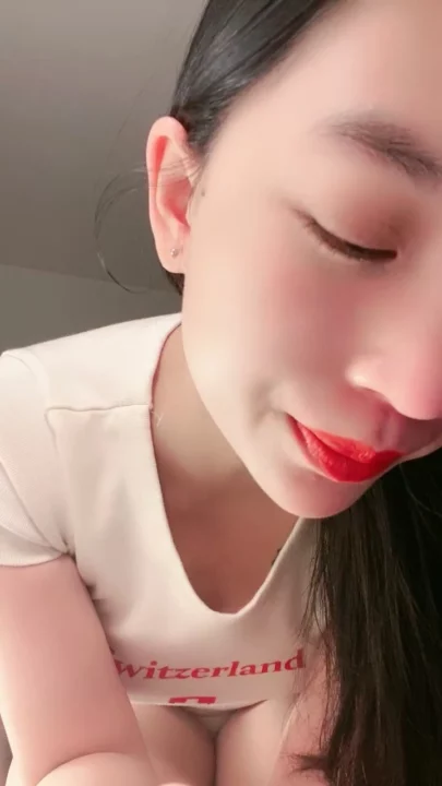 Screenshot 3 from Salope en direct chinoise doigte sa chatte trempée devant la cam — Vidéo fuité