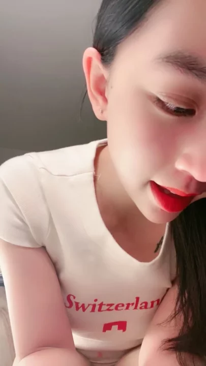 Screenshot 5 from Salope en direct chinoise doigte sa chatte trempée devant la cam — Vidéo fuité