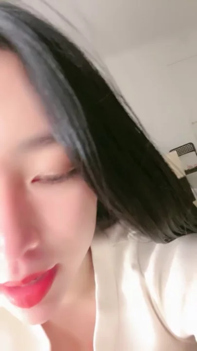 Screenshot 6 from Salope en direct chinoise doigte sa chatte trempée devant la cam — Vidéo fuité