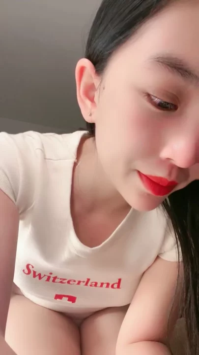 Screenshot 7 from Salope en direct chinoise doigte sa chatte trempée devant la cam — Vidéo fuité