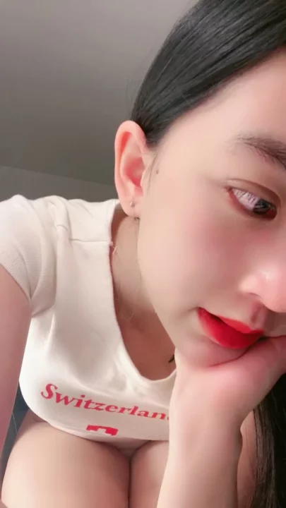 Screenshot 8 from Salope en direct chinoise doigte sa chatte trempée devant la cam — Vidéo fuité