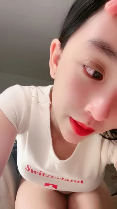 Screenshot 9 from Salope en direct chinoise doigte sa chatte trempée devant la cam — Vidéo fuité