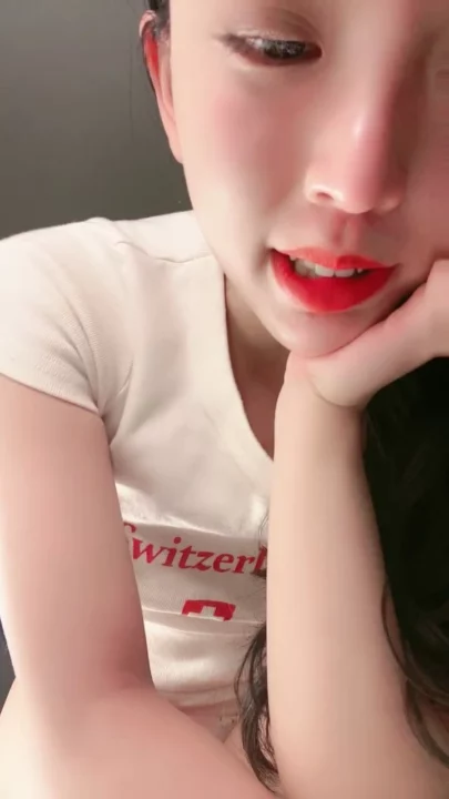 Screenshot 10 from Salope en direct chinoise doigte sa chatte trempée devant la cam — Vidéo fuité