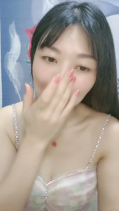 Screenshot 2 aus Chinesische Livestream-Schlampe fingert ihre nasse Muschi vor der Cam — Dessous und Dildo Solo