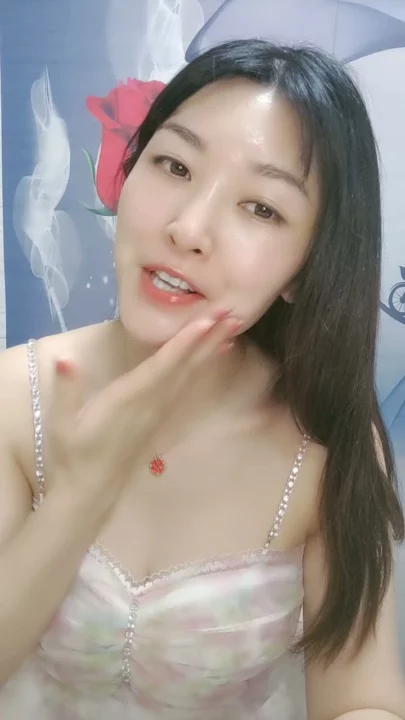 Screenshot 3 aus Chinesische Livestream-Schlampe fingert ihre nasse Muschi vor der Cam — Dessous und Dildo Solo