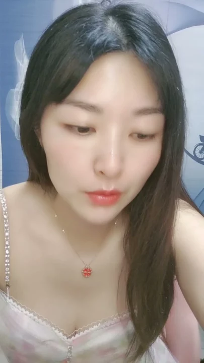 Screenshot 4 aus Chinesische Livestream-Schlampe fingert ihre nasse Muschi vor der Cam — Dessous und Dildo Solo