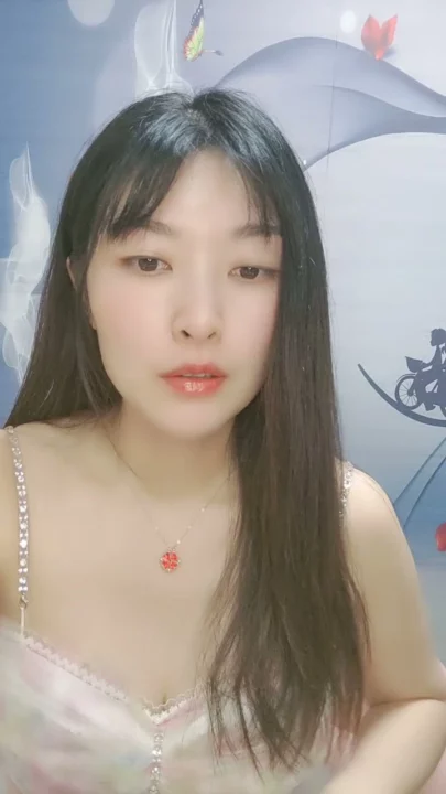 Chinesische Livestream-Schlampe fingert ihre nasse Muschi vor der Cam — Dessous und Dildo Solo