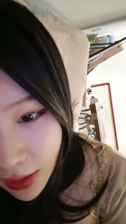 Screenshot 2 aus Chinesische Livestream-Schlampe fingert ihre nasse Muschi vor der Kamera — rote Lippen verführen